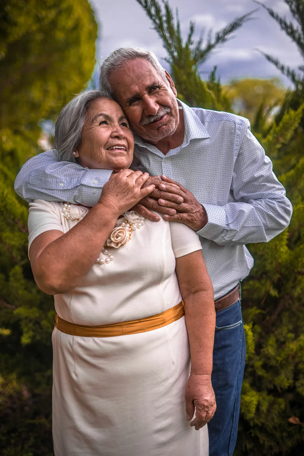 Casal de idosos abraçados e sorrindo
